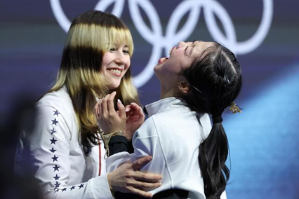 中井亜美の銅メダルを抱き合って喜ぶアリサ・リウ